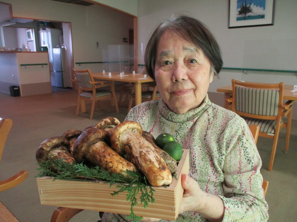 静岡市葵区老人ホーム_秋の松茸を味わう季節 2023