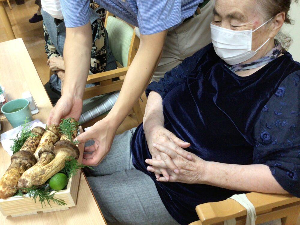 藤枝市老人ホーム_秋の味覚松茸の提供