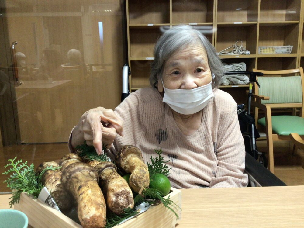 藤枝市老人ホーム_秋の味覚松茸の提供