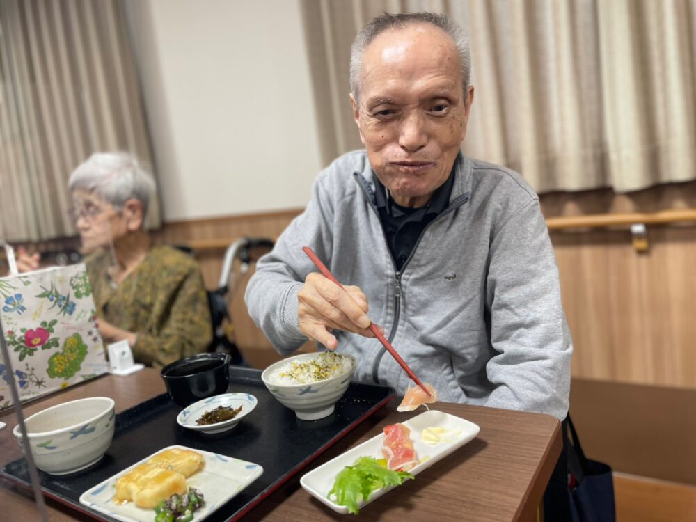 藤枝市老人ホーム_かいわれ大根チーズのくるくる生ハム巻き