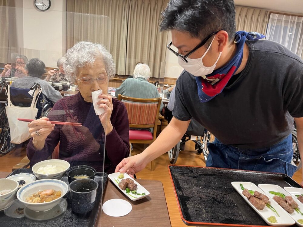 藤枝市老人ホーム_絶品ゴロっとサイコロステーキ