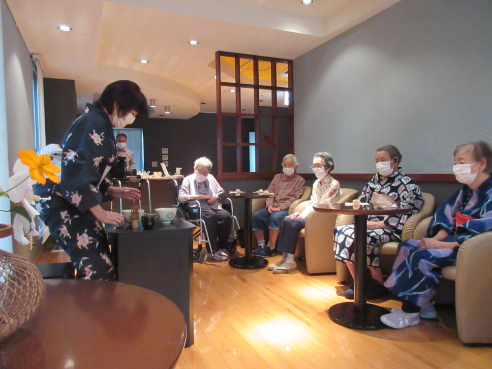 静岡市葵区有料老人ホーム_立礼卓を使用したお茶会
