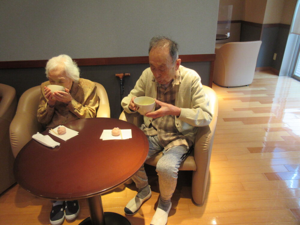 静岡市葵区有料老人ホーム_立礼卓を使用したお茶会