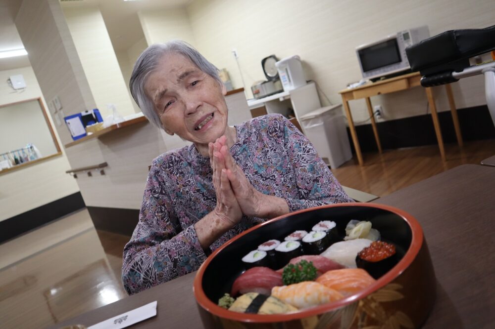 静岡市葵区有料老人ホーム_花水木ランチでお寿司をいただきました