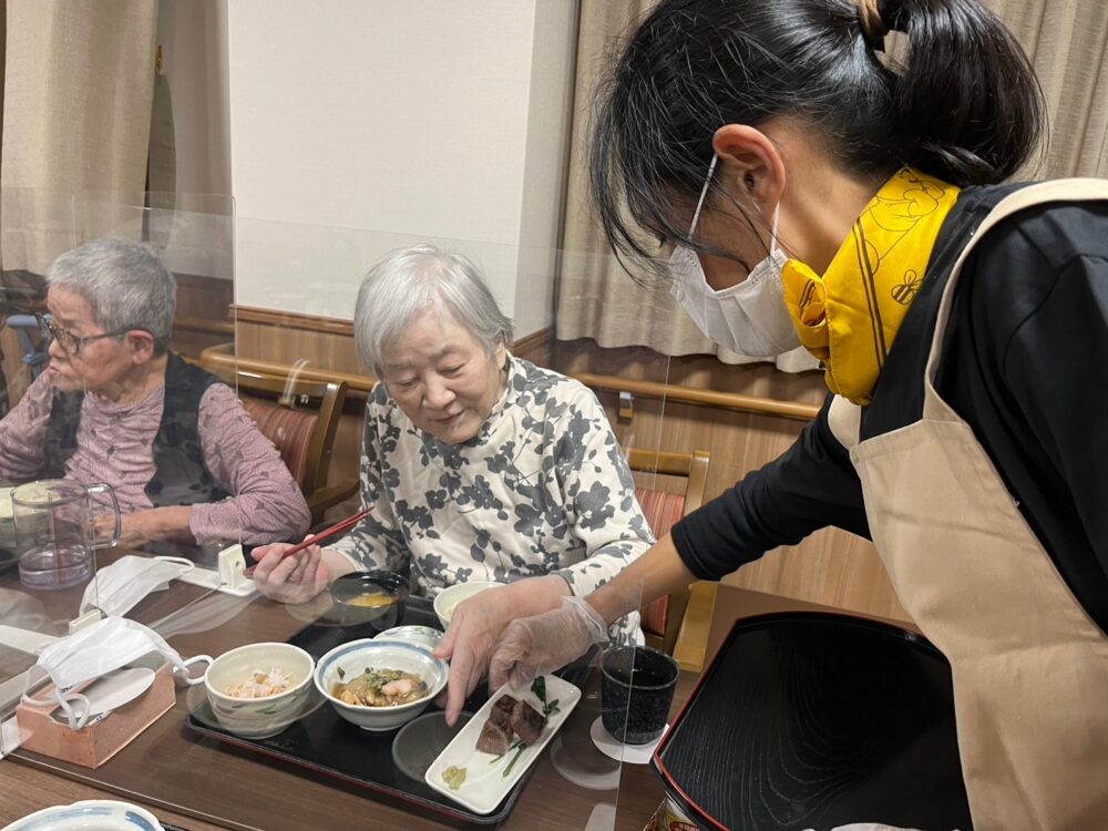 藤枝市老人ホーム_絶品ゴロっとサイコロステーキ