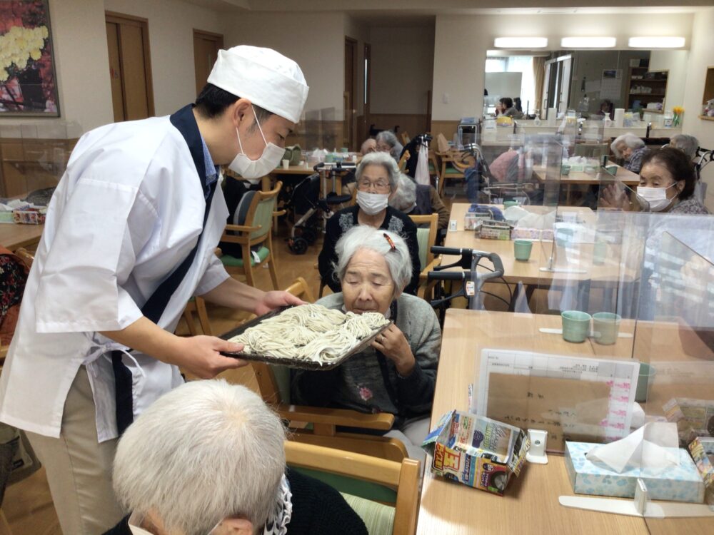 藤枝市老人ホーム_蕎麦打ちかき揚げ蕎麦