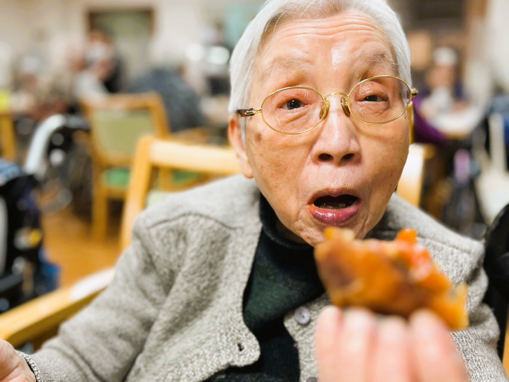 藤枝市老人ホーム_毎年恒例「干し柿作り」