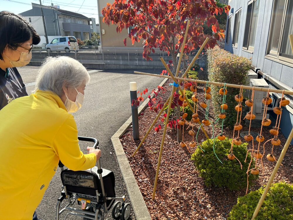 藤枝市老人ホーム_毎年恒例「干し柿作り」