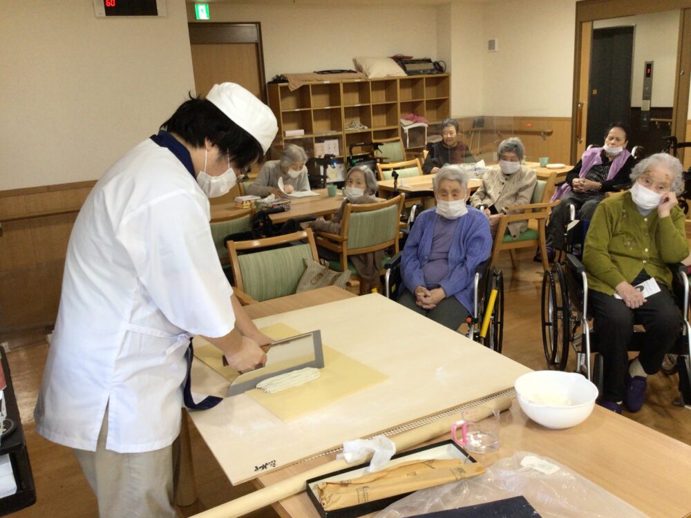 藤枝市老人ホーム_蕎麦打ちあったかたぬき蕎麦