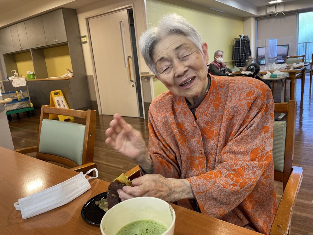 静岡市葵区有料老人ホーム_お抹茶と焼き芋