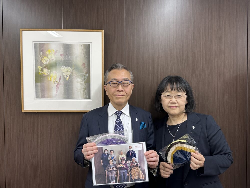 静岡市清水区老人ホーム_アクタガワ創立25周年を記念して芥川社長にポーチをプレゼント