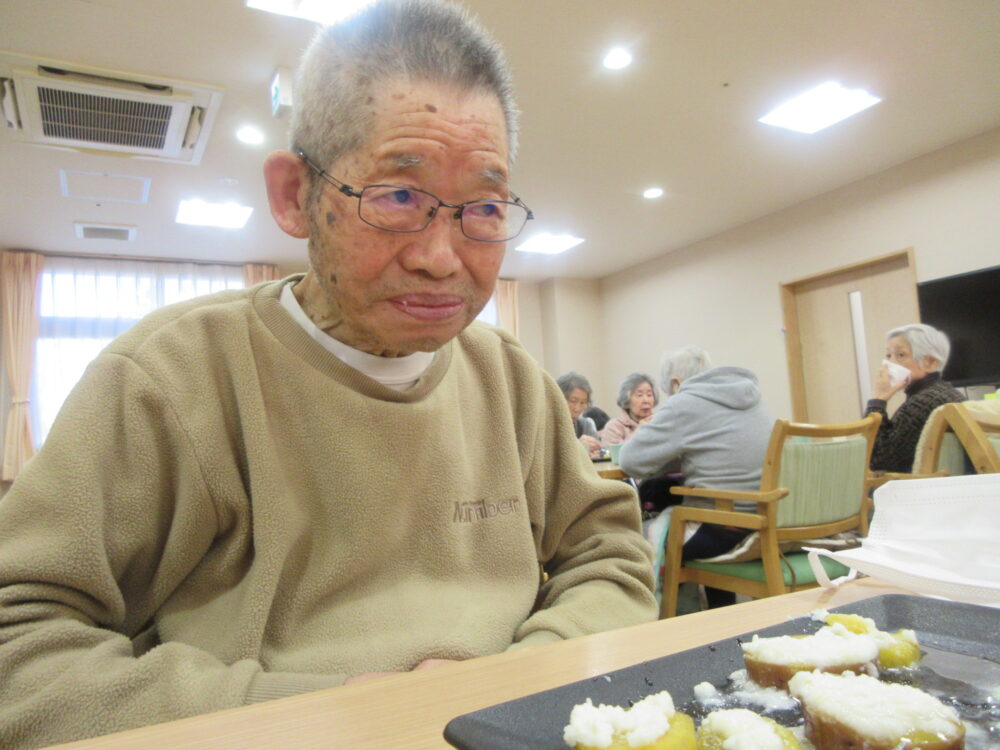 浜松市老人ホーム_さつま芋の甘煮とカッテージチーズ作り