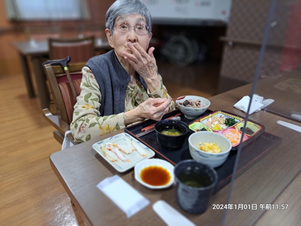 駿東郡長泉町老人ホーム_新年のお祝い蟹の提供