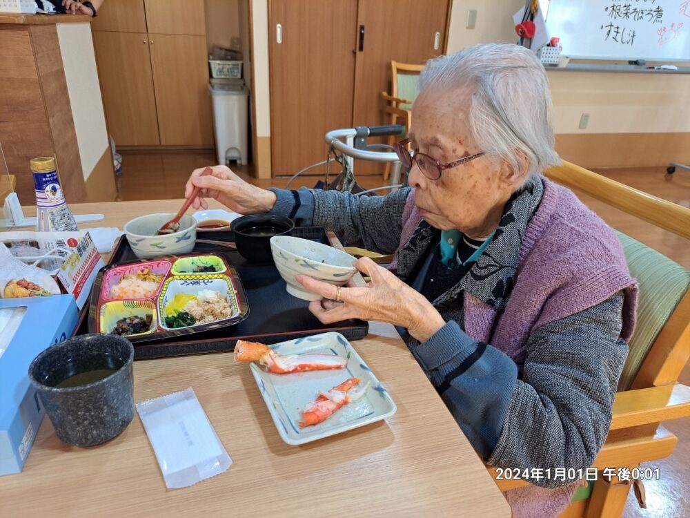 駿東郡長泉町老人ホーム_新年のお祝い蟹の提供