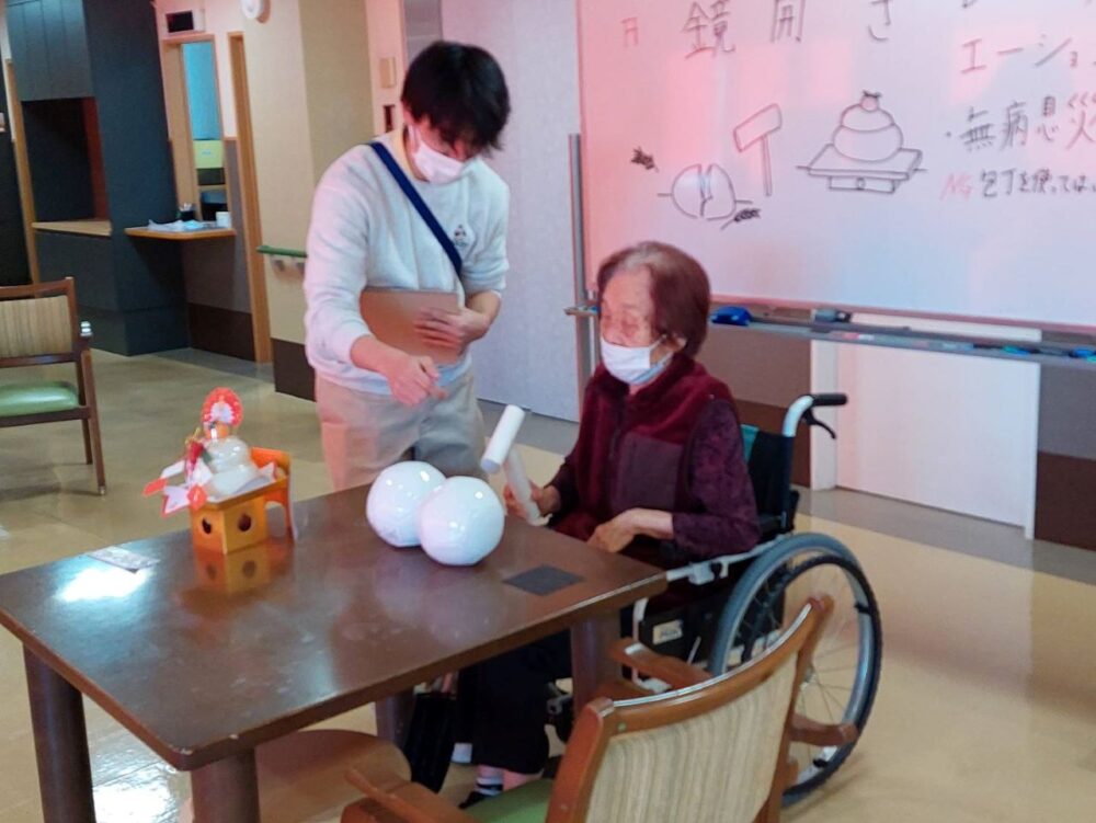 静岡市駿河区有料老人ホーム_新春の書き初めと鏡開きイベント