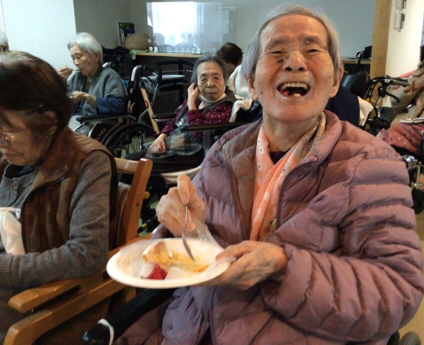 静岡市葵区老人ホーム_季節のスイーツイチゴのタルト