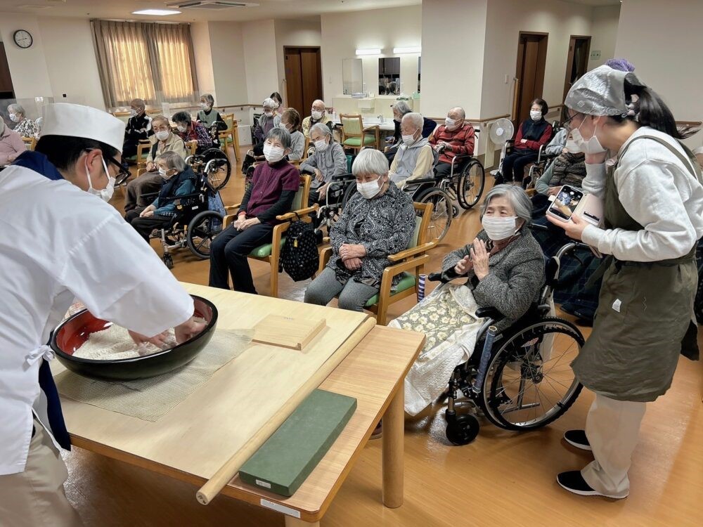 藤枝市老人ホーム_１月蕎麦打ち身体温まるお雑煮そば