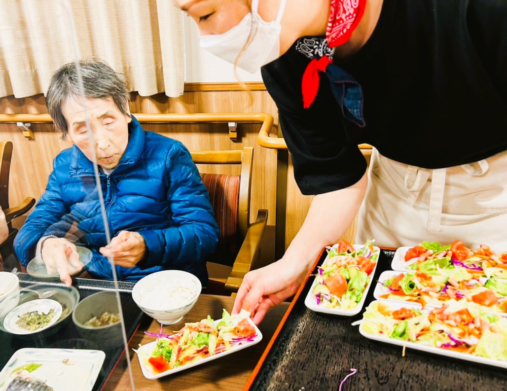 藤枝市老人ホーム_今月のおもてなし10種の彩りサラダ