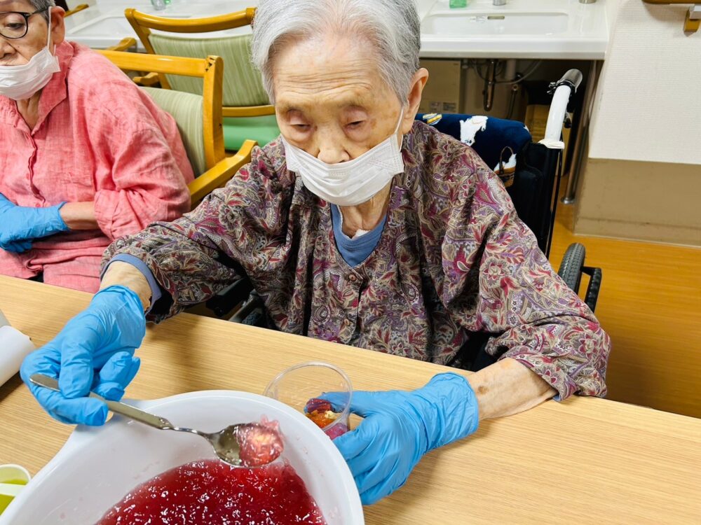 藤枝市老人ホーム_おやつ作りレクリエーション紫陽花の彩パフェ