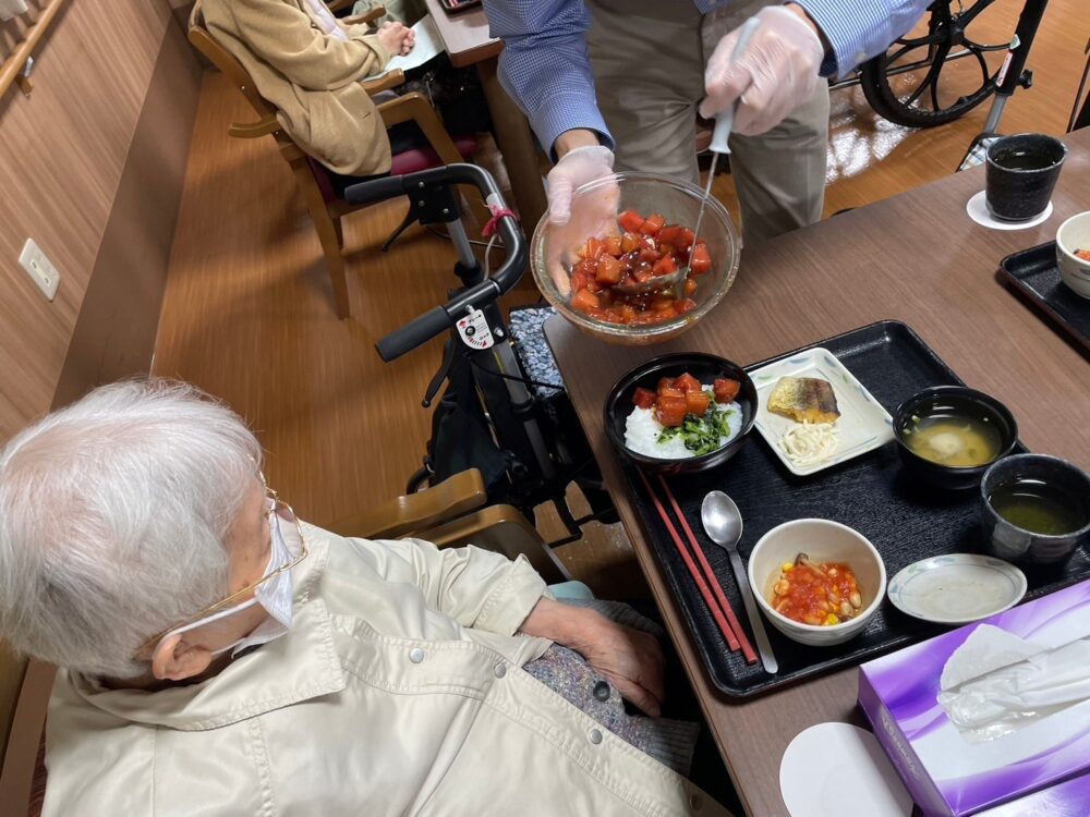 藤枝市老人ホーム_山盛りマグロの漬け丼