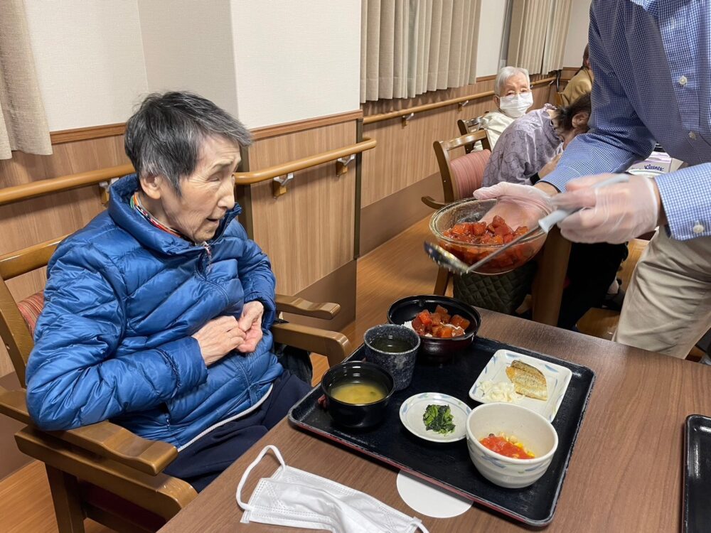 藤枝市老人ホーム_山盛りマグロの漬け丼
