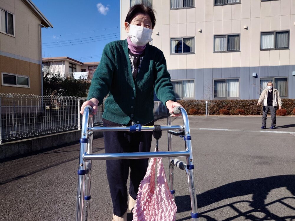 藤枝市老人ホーム_歩行訓練の一コマ