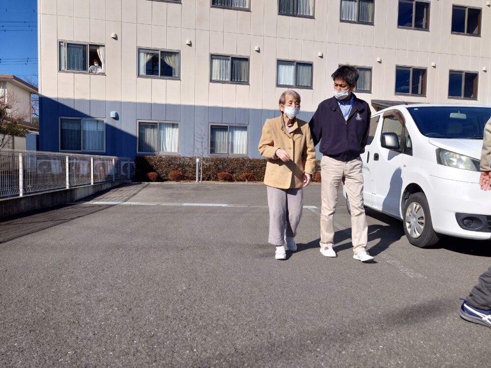 藤枝市老人ホーム_歩行訓練の一コマ