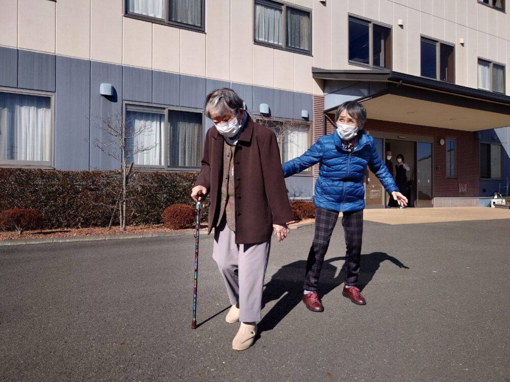 藤枝市老人ホーム_歩行訓練の一コマ