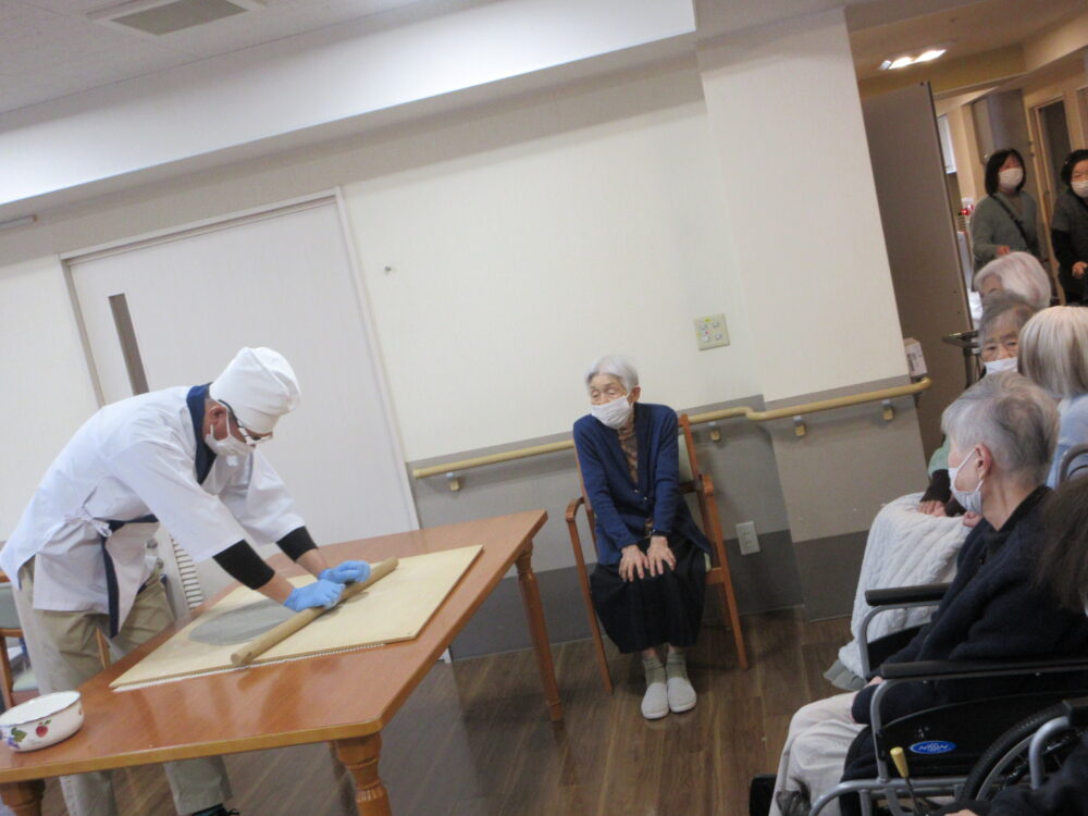 静岡市葵区有料老人ホーム_変わり蕎麦黒ゴマ切り