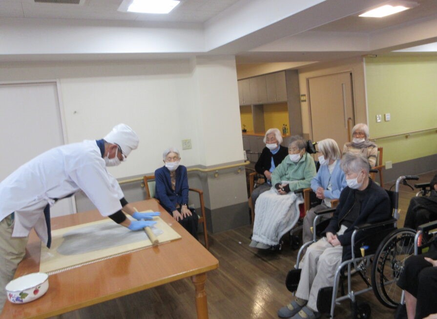 静岡市葵区有料老人ホーム_変わり蕎麦黒ゴマ切り