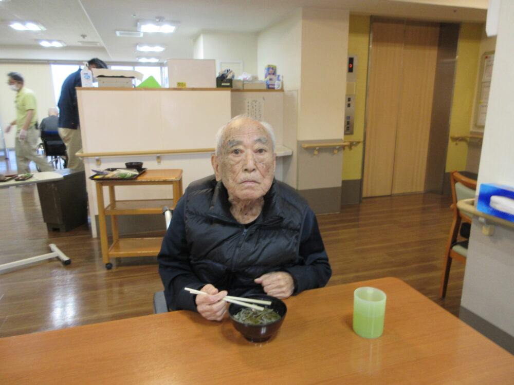 静岡市葵区有料老人ホーム_変わり蕎麦黒ゴマ切り