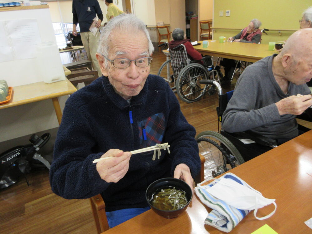 静岡市葵区有料老人ホーム_変わり蕎麦黒ゴマ切り