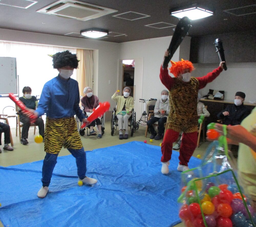 静岡市葵区老人ホーム_カラーボールで鬼退治千代田節分レク