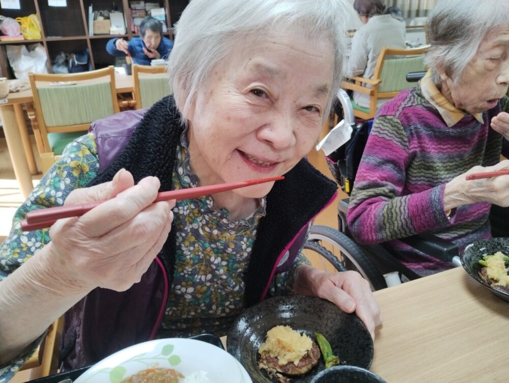 藤枝市老人ホーム_イベント食飛騨牛100％ハンバーグ