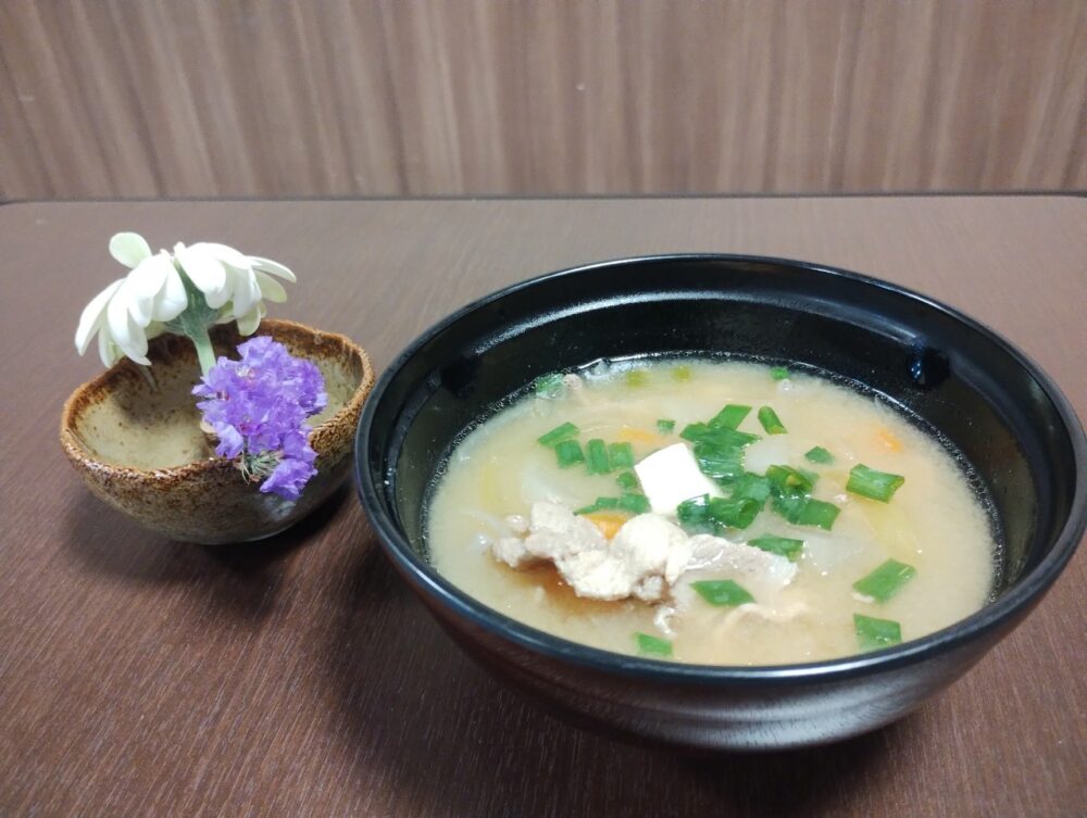 藤枝市老人ホーム_イベント食具だくさんあったか豚汁