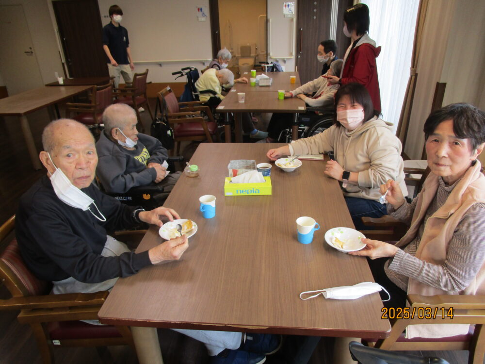 静岡市清水区老人ホーム_ぺんぎんパティシエミルクレープ