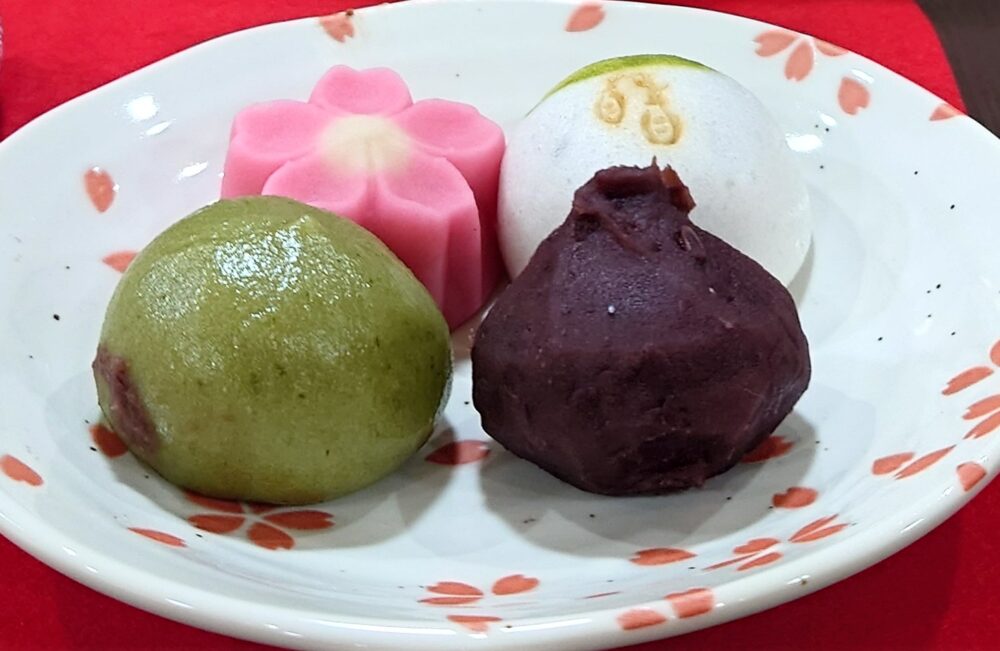 駿東郡長泉町老人ホーム_五感で感じるお茶会雛祭りと桃の花を添えて
