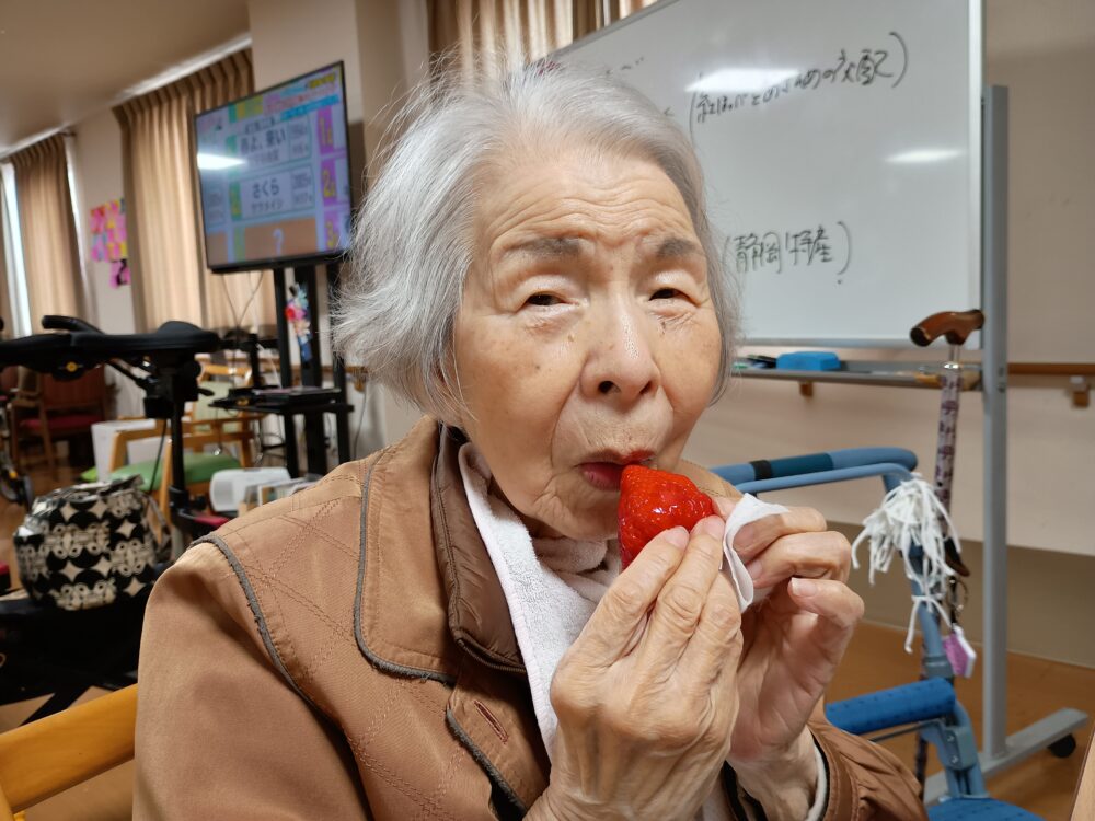 藤枝市老人ホーム_3月のおもてなし苺の食べ比べ