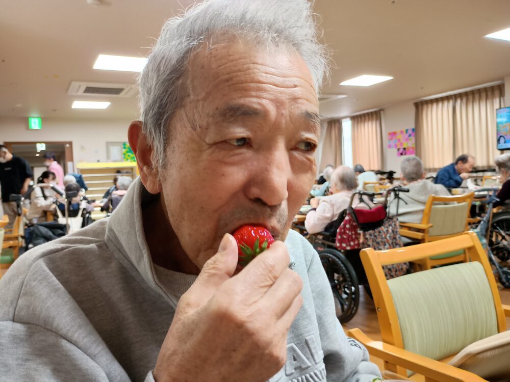 藤枝市老人ホーム_3月のおもてなし苺の食べ比べ