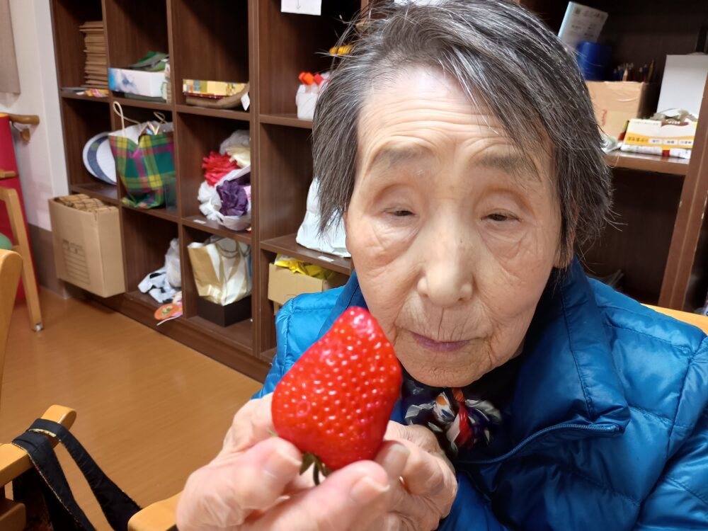 藤枝市老人ホーム_3月のおもてなし苺の食べ比べ