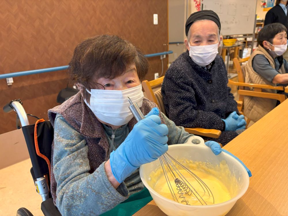 静岡市葵区老人ホーム_おやつレクベビーカステラ作り