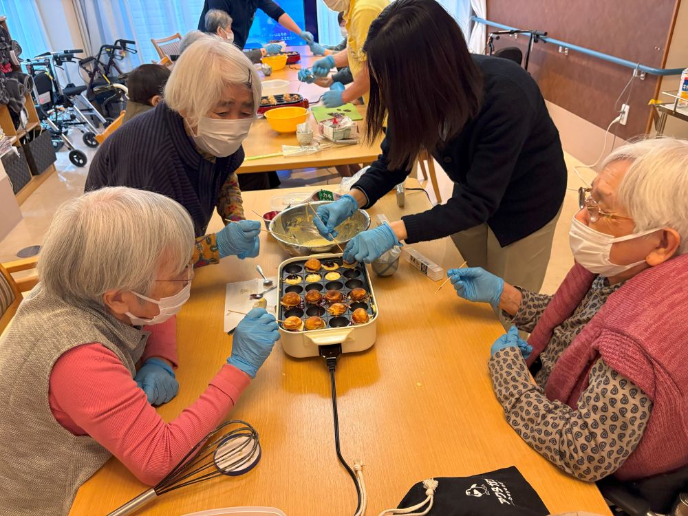 静岡市葵区老人ホーム_おやつレクベビーカステラ作り