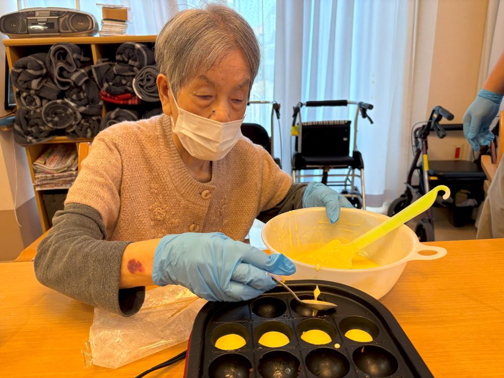 静岡市葵区老人ホーム_おやつレクベビーカステラ作り