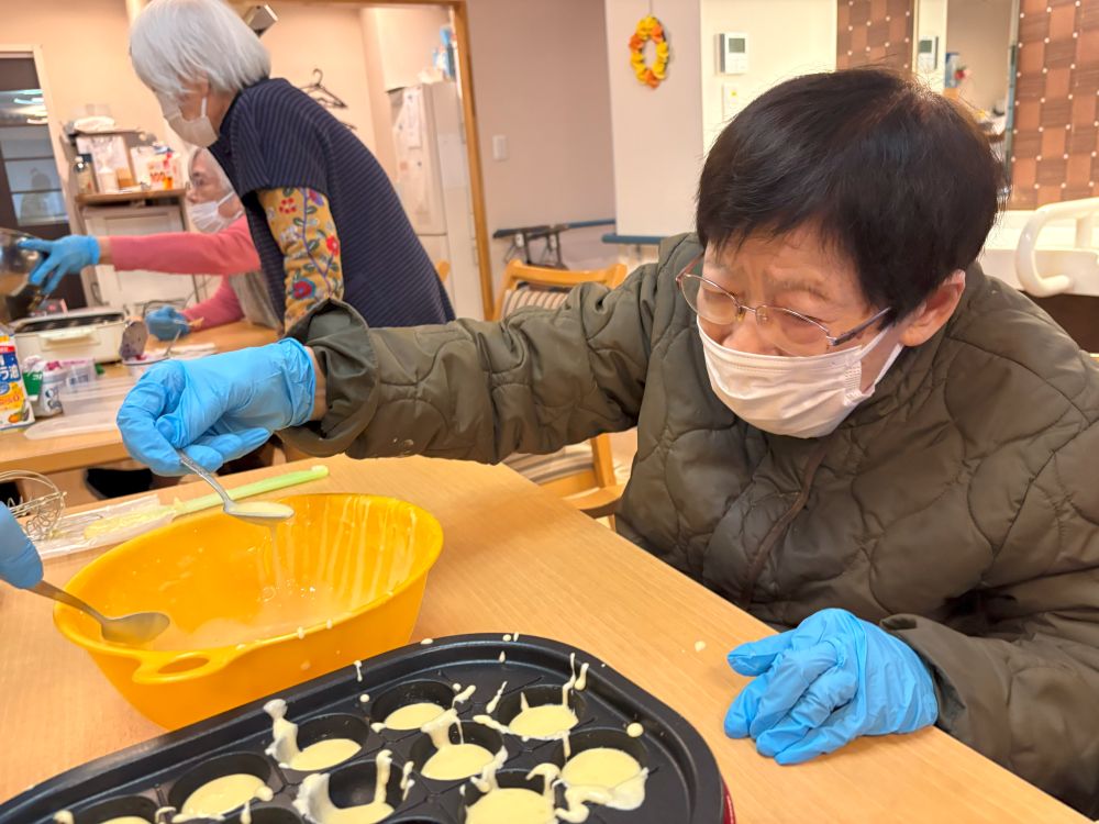 静岡市葵区老人ホーム_おやつレクベビーカステラ作り