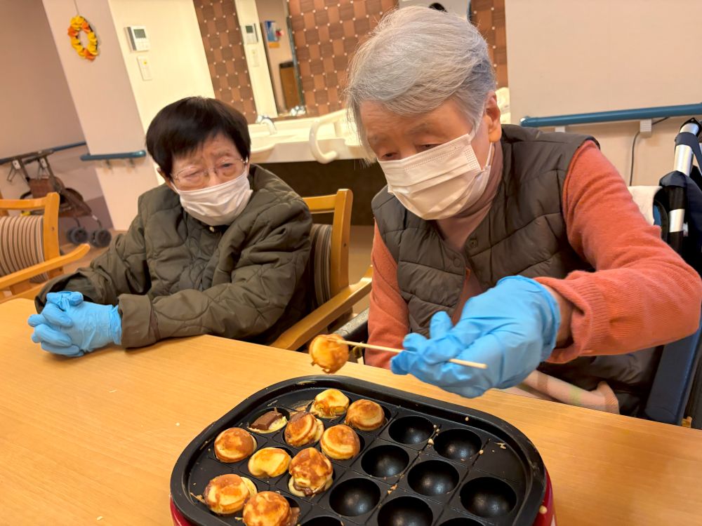 静岡市葵区老人ホーム_おやつレクベビーカステラ作り