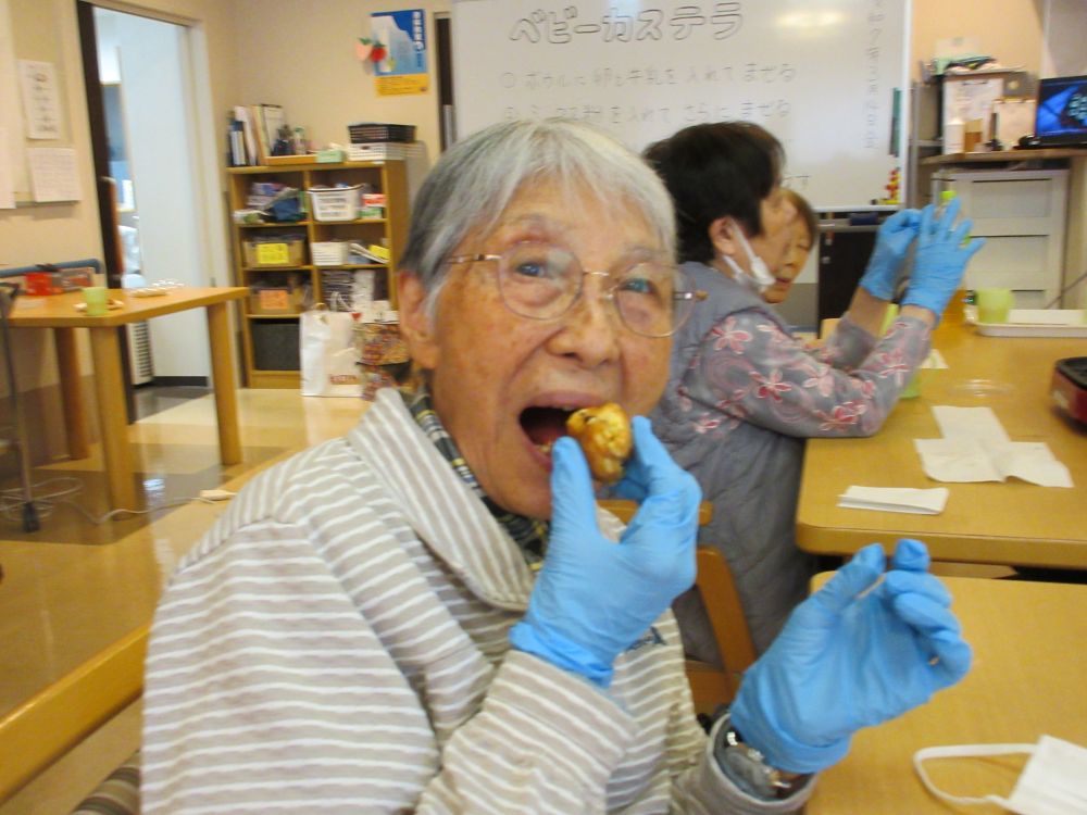 静岡市葵区老人ホーム_おやつレクベビーカステラ作り