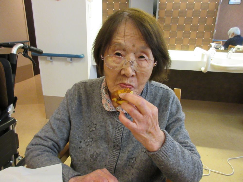 静岡市葵区老人ホーム_おやつレクベビーカステラ作り