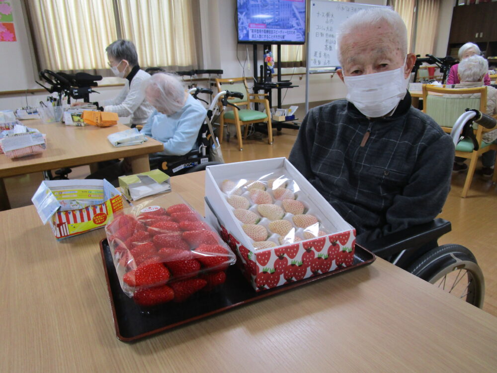 藤枝市老人ホーム_3月のおもてなし苺の食べ比べ