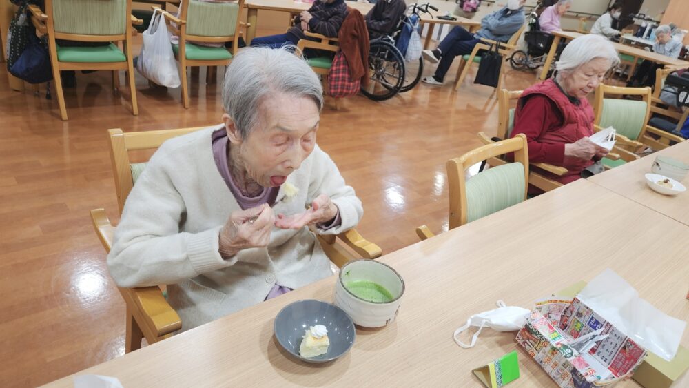 駿東郡長泉町老人ホーム_五感で感じるお茶会雛祭りと桃の花を添えて