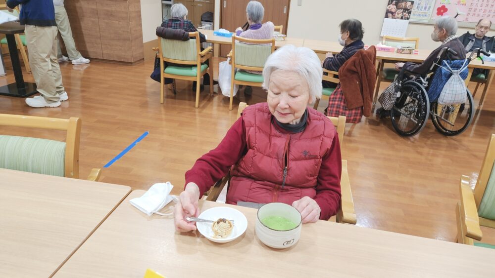 駿東郡長泉町老人ホーム_五感で感じるお茶会雛祭りと桃の花を添えて